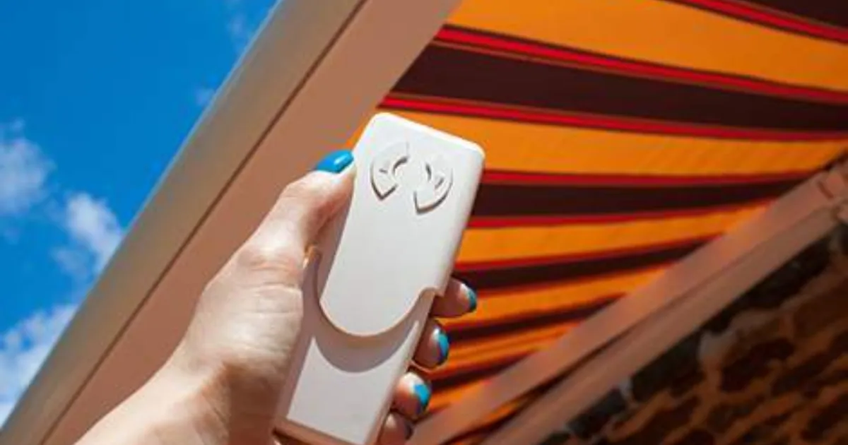 Cambio de motor de toldo eléctrico en Málaga Técnico reparando el motor de un toldo eléctrico en Málaga