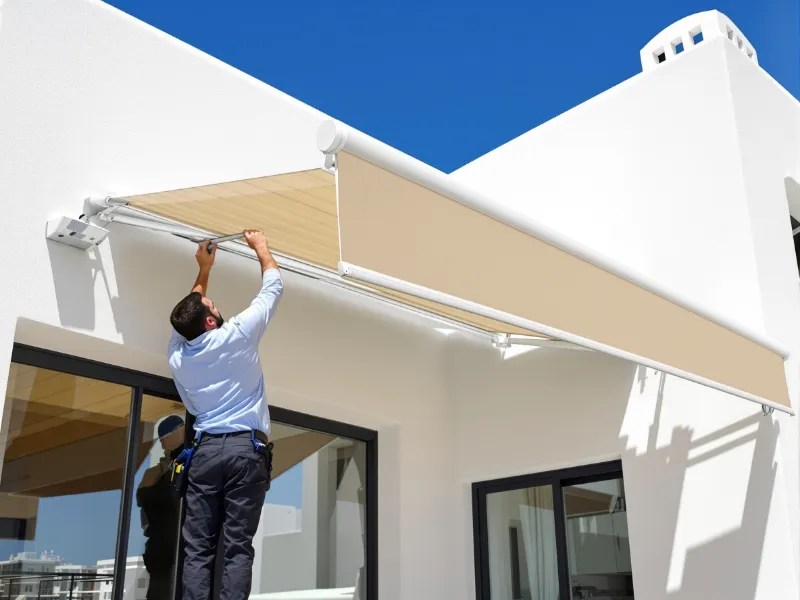 Toldos Málaga — Equipo de tolderos con vehículo propio equipado Furgoneta profesional de Toldos Málaga — Servicio de reparación e instalación de toldos en Málaga